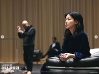 イ・ヨンエの公式インスタグラム（leeyoungae0824）より 舞台「ヘッダ・ガーブレル」の稽古場写真
