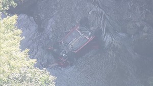 車が橋から川に転落　警察と消防が救助活動　仙台・青葉区