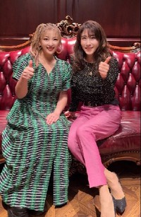 特撮ドラマ「ウルトラマンダイナ」で共演した斉藤りさ（右）と中国・北京に滞在した山田まりや