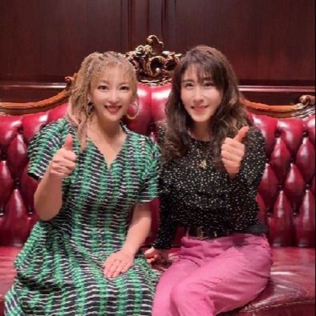 特撮ドラマ「ウルトラマンダイナ」で共演した斉藤りさ（右）と中国・北京に滞在した山田まりや