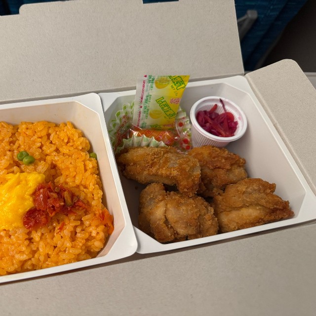 チキンライスと唐揚げがどっっさり入って980円税込（えねるさん）