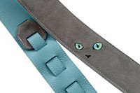 安田さんの手がけるギターストラップの一例。ねこを刺繍した大人気デザイン。表革に極上のイタリアンスエードを使用し、裏革は好みの革でお仕立て。「ロシアンブルーストラップ（イタリアンスエード）」30,800円（Grande uomo BASEサイトより）

