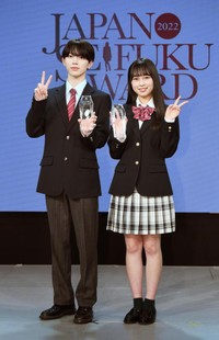 グランプリを受賞した織田ひまりさん（右）と明石光輝さん＝東京・ベルエポック美容専門学校（撮影・金田祐二）