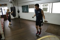 神戸拳闘会で30年ぶりに練習に取り組む鈴木敏和さん（右手前）と坪井将誉さん