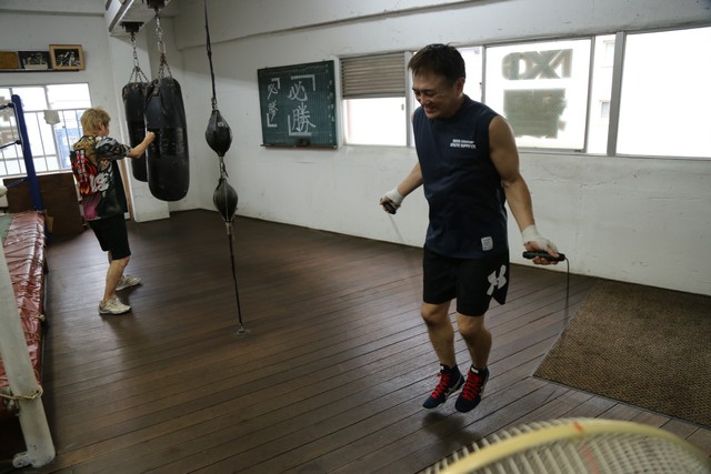 神戸拳闘会で30年ぶりに練習に取り組む鈴木敏和さん（右手前）と坪井将誉さん