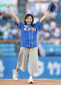 ファーストピッチを務める黒島結菜＝神宮