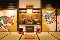 本堂のご本尊「湯布菩薩」。襖絵や天井絵も圧巻