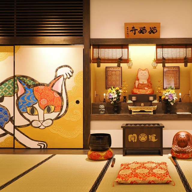 本堂のご本尊「湯布菩薩」。襖絵や天井絵も圧巻