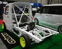 スズキのオートバイ「隼」の1300cc四気筒エンジンをミッドシップした軽トラック