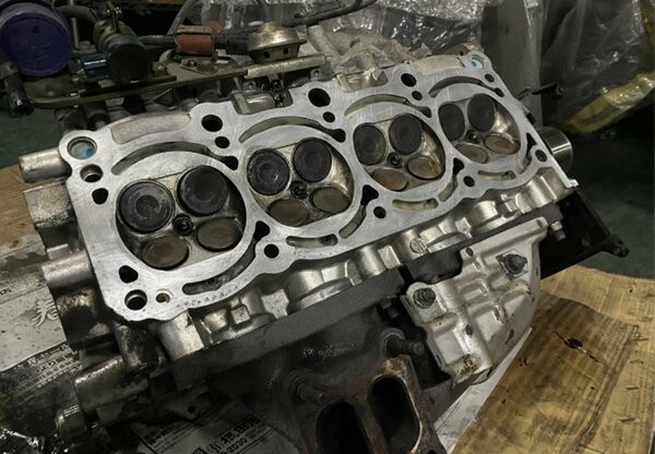 整備中のエンジン（秋田県能代市）