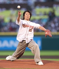 ファーストピッチを務める狩野英孝＝2026年