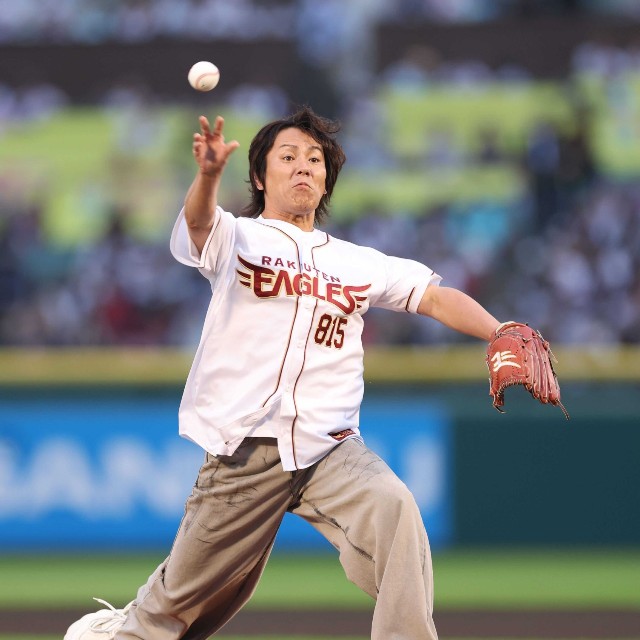 ファーストピッチを務める狩野英孝＝2026年