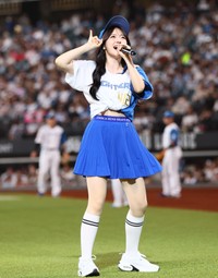 ミニコンサートで歌う鈴木愛理＝エスコンフィールド