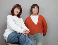 「花＊花」おのまきこ（左）、こじまいづみ＝撮影・石井剣太郎