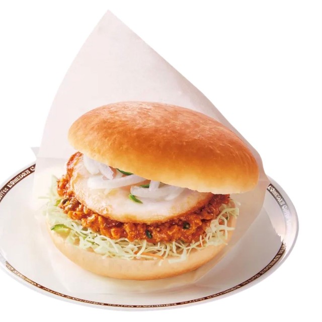 コメダ珈琲店×ドムドムハンバーガー「台湾ミンチのコメドムバーガー」（提供）