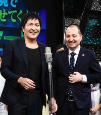 坊主頭の印象が強い、スリムクラブの内間さん（右）＝2017年撮影