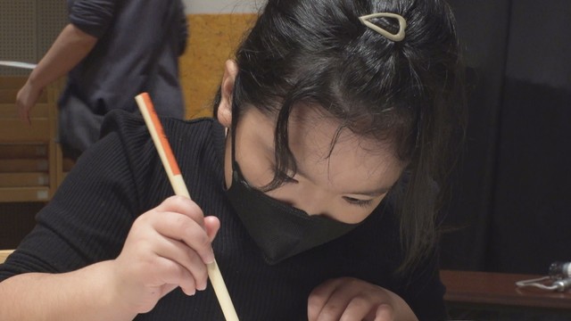 日本画の「岩絵の具」を使って親子で塗り絵体験　高松市