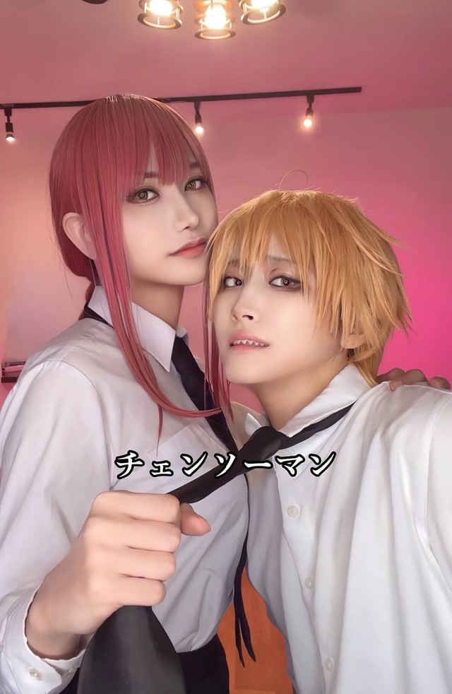 『チェンソーマン』の女性キャラのコスプレをしている夫（左）／みかんぱっくさん（@mikanpack）提供