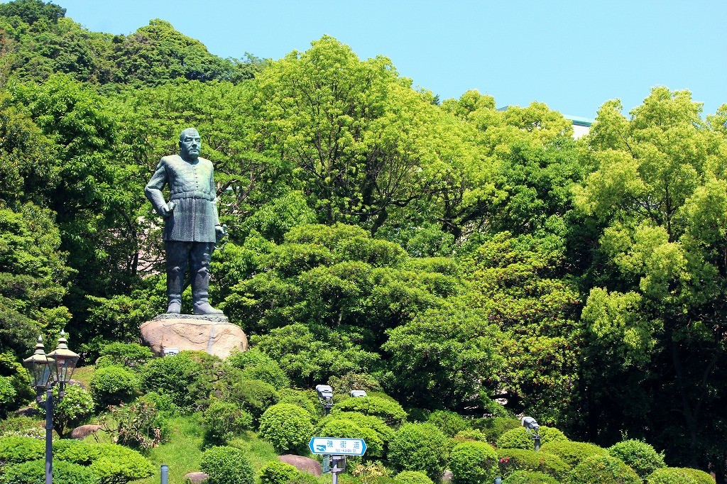 東京三大銅像、なぜ西郷隆盛像だけが普段着なのか… 鹿児島の西郷像は