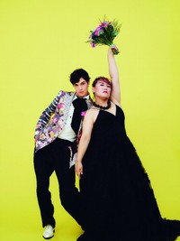 「ゼクシィ」1月号（リクルート）で、ド派手なウエディング姿を披露したフォーリンラブ・バービー（右）