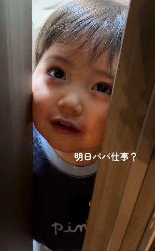 パパへの大好きがあふれるひゅーくん♡（提供：@hyu.mogmogさん）