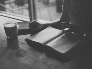 恋人に「距離を置きたい」と言われ、私は恋人の手を本能のまま握った