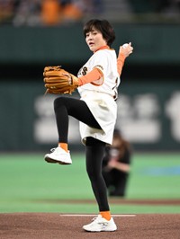 足を上げて投げ込む三田寛子＝東京ドーム