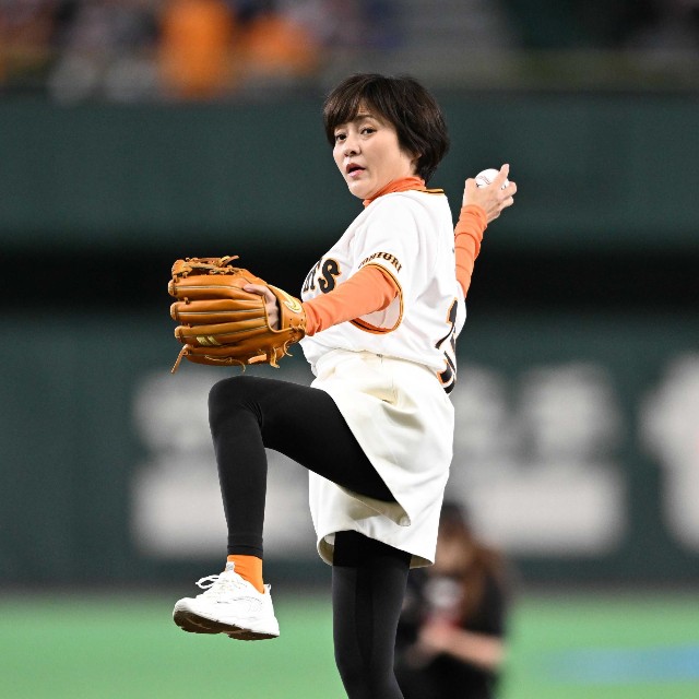 足を上げて投げ込む三田寛子＝東京ドーム