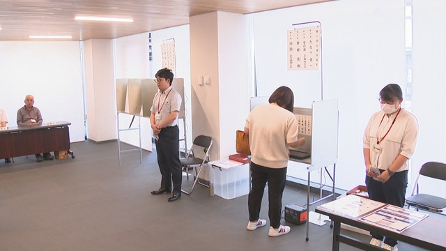 県内初の電子投票が行われている善通寺市役所
