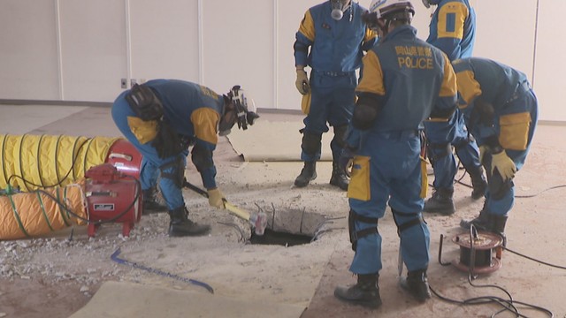 解体中のショッピングモールで岡山県警が人命救助訓練　実際に床や壁を破壊　笠岡市