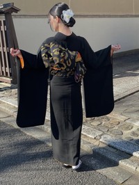 黒紋付振袖の後ろ姿。帯と小物で印象を変えながら着続けてきた一着／小倉久兵衛さん（@tutayakyubei）提供