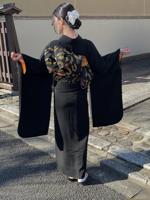 黒紋付振袖の後ろ姿。帯と小物で印象を変えながら着続けてきた一着／小倉久兵衛さん（@tutayakyubei）提供