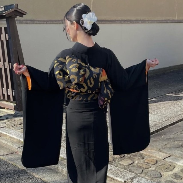 黒紋付振袖の後ろ姿。帯と小物で印象を変えながら着続けてきた一着／小倉久兵衛さん（@tutayakyubei）提供