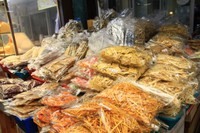 一体これは何！？市場には見たことのない食べ物もたくさん。