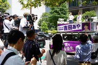 多くの報道陣の前で第一声を上げた石丸伸二氏