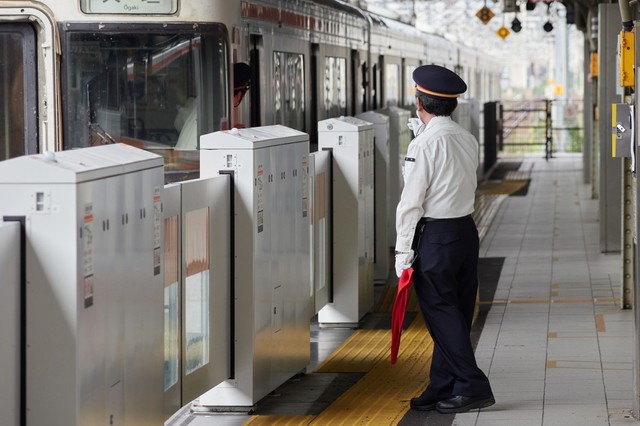 2025年度に発生した駅員への暴力行為件数は168件　※画像はイメージです（zheng qiang/stock.adobe.com）