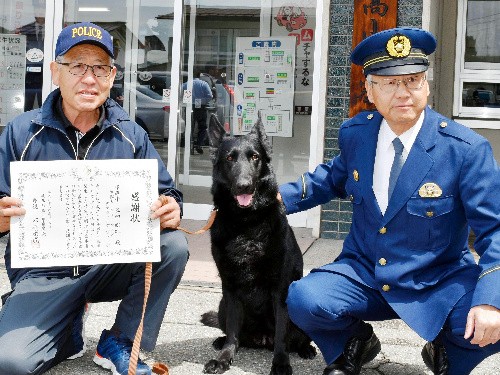 嘱託警察犬「あたり」、雪山のハンカチに気づいて大活躍！