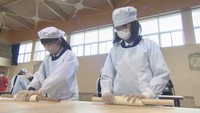 中央小学校で開かれた「さぬきの夢」うどん教室