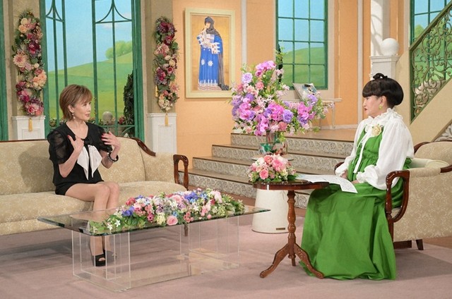 黒柳徹子さん（右）とトークを展開する小柳ルミ子さん