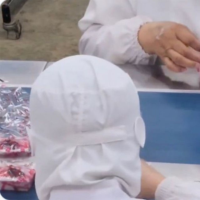 あっという間に風呂敷で包まれていきます（動画よりキャプチャ/提供：Aya Roweさん）