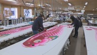 こいのぼりの生産ピークを迎えている「徳永こいのぼり」（岡山・和気町）