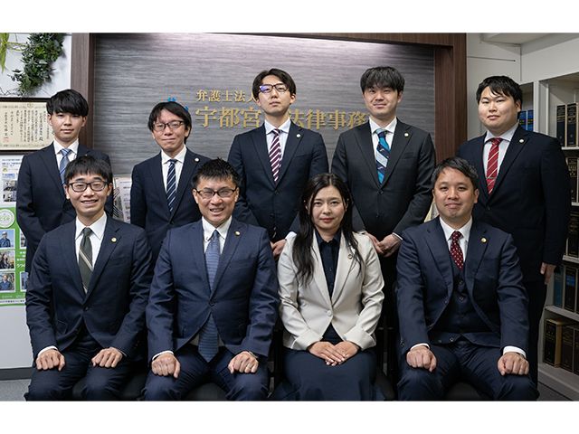 宇都宮東法律事務所_弁護士9名画像_ひざ下トリミング 会議中