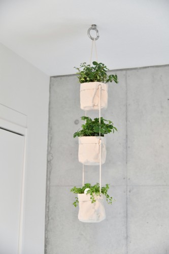 猫用ハンモックに変えても大丈夫なようコンクリートの天井に直に固定されているそう。壁や床、網戸は、猫が爪で傷つけにくい素材を採用