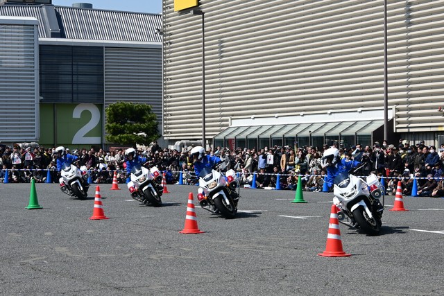 女性白バイ隊員チームによるスラローム