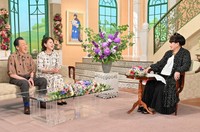 黒柳徹子さん（右）とトークを繰り広げる佐藤B作さん、あめくみちこさん夫妻