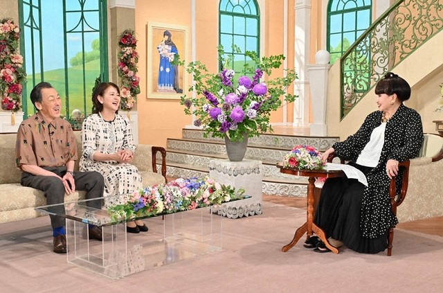 黒柳徹子さん（右）とトークを繰り広げる佐藤B作さん、あめくみちこさん夫妻
