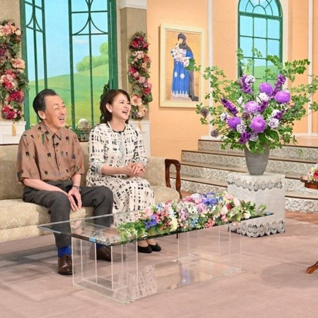 黒柳徹子さん（右）とトークを繰り広げる佐藤B作さん、あめくみちこさん夫妻