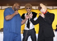 DJ OZMA（左はボブ・サップ）＝2008年12月22日撮影