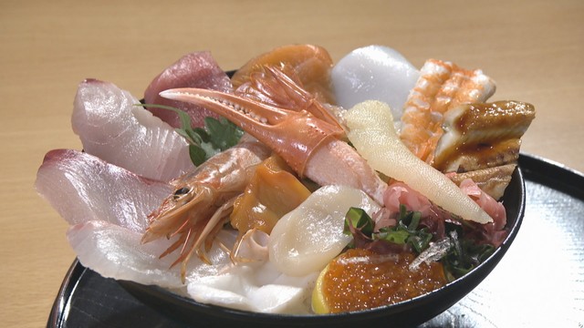 大きなネタが14種類！　鮮魚店が営むお店の海鮮丼　数量限定の定食も人気　岡山【ほっとマルシェ】