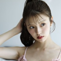 SNIDELの新作スイムウェアで着用モデルを務めた鈴木ゆうか